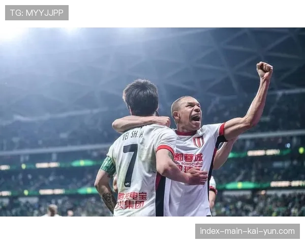 成都蓉城五轮不败积13分领跑 攻防均衡展现冠军相